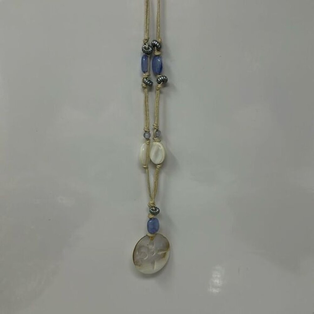 Mother of pearl medaillon necklace with stone